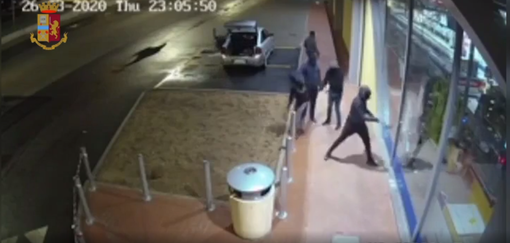 Smantellata a Mirafiori Sud la banda che da anni terrorizzava i tir nelle aree di servizio: 13 arresti [VIDEO]