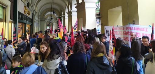 Lavoratori della scuola in sciopero davanti all'Ufficio Scolastico Regionale
