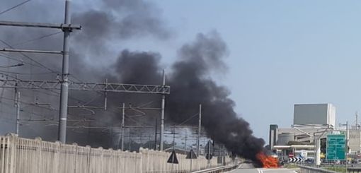 L'Esercito contribuisce a spegnere l'incendio di un automezzo all'eroporto di Caselle