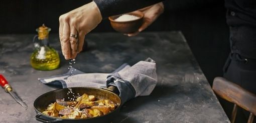 condire col sale - foto d'archivio condire col sale - foto d'archivio