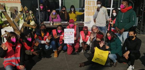 Persone impegnate in un evento all'aperto