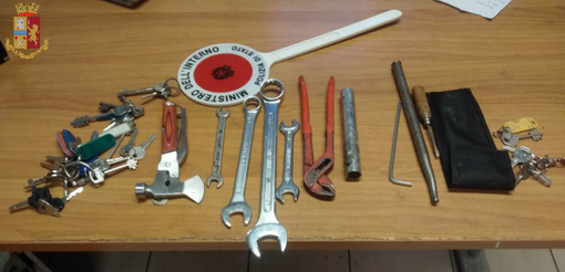 Aveva con sé il kit dello scassinatore perfetto: tradito dai rumori