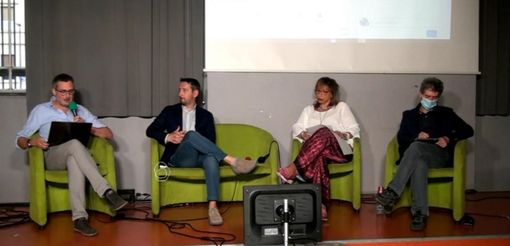 persone sedute a una presentazione persone sedute a una presentazione