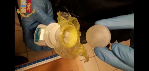 Droga nascosta tra i deodoranti e la schiuma da barba: un arresto in Barriera di Milano [VIDEO]