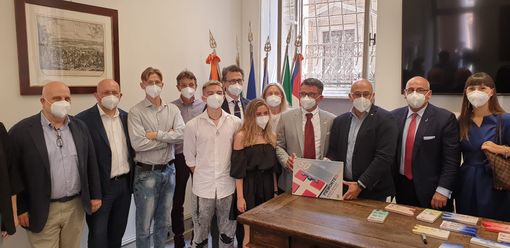 Cinquant'anni della Regione, gli studenti di Castellamonte donano opere in ceramica ad Allasia