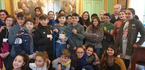 Il momento della consegna del nodo blu in Comune