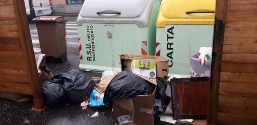 Luserna San Giovanni controlla nei sacchi dell’immondizia abbandonati: tre multati