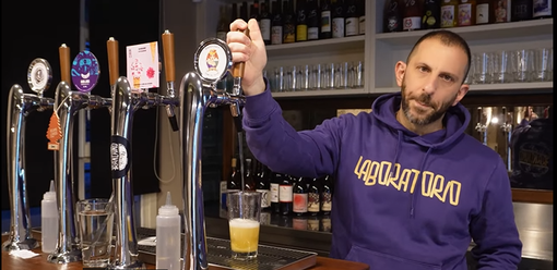 Franchino Er Criminale dietro il bancone del locale