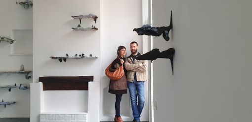 Chiude, con grande afflusso dei visitatori, ma prosegue online la mostra “dona ferentes” di Manuele Cerutti e Francesca Ferreri Chiude, con grande afflusso dei visitatori, ma prosegue online la mostra “dona ferentes” di Manuele Cerutti e Francesca Ferreri