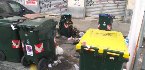 Inizio 2024 “di fuoco” a Porta Palazzo: in via Priocca incendiato un altro bidone dei rifiuti