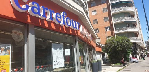 Insegne di un supermercato a marchio Carrefour Insegne di un supermercato a marchio Carrefour