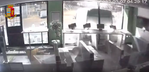 La vetrina di una sala slot sfondata dal furgone