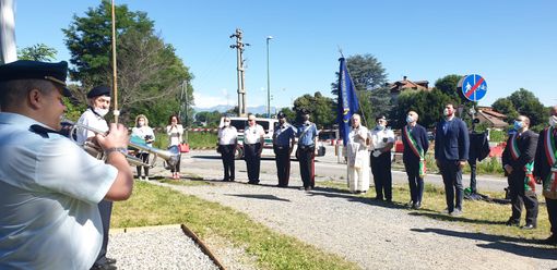 Venaria, Anmi e bandiere a festa con l'asta restaurata in Lungo Marinai d’Italia [VIDEO]