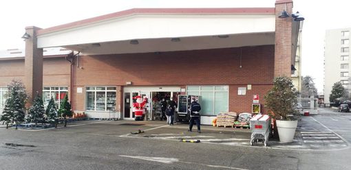 Il controllo della polizia municipale al bazar ha permesso di scoprire fuochi d'artificio vietati alla vendita Il controllo della polizia municipale al bazar ha permesso di scoprire fuochi d'artificio vietati alla vendita