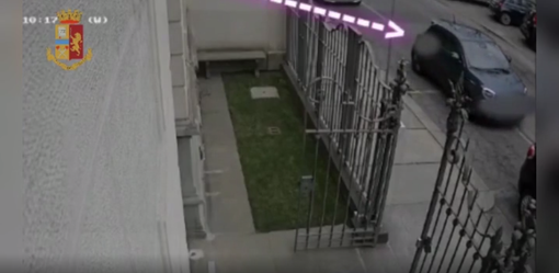 auto ripresa da una telecamera di sicurezza e indicata da una freccia