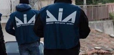 Uomini della DIA, ripresi di spalle Uomini della DIA, ripresi di spalle