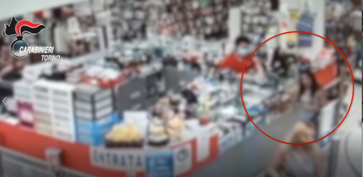 Madre e figlia rubano in un negozio e scappano, il titolare si aggrappa alla loro auto e viene trascinato per alcuni metri: arrestate [VIDEO]