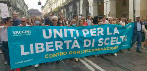 A Torino nuova manifestazione contro il Green Pass, centinaia in piazza: “Libertà, non siamo schiavi” A Torino nuova manifestazione contro il Green Pass, centinaia in piazza: “Libertà, non siamo schiavi”