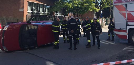 Via Medici, frena all'improvviso e sterza per evitare un furgone: auto si ribalta in strada