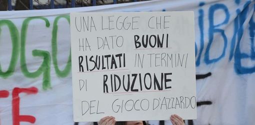 Manifestazione in favore della legge che regola il gioco legale Manifestazione in favore della legge che regola il gioco legale