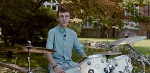 ragazzo che suona la batteria