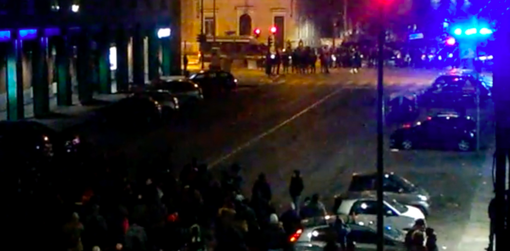 Notte di tensione ad Aurora, gli anarchici marciano verso l’asilo: la polizia sbarra la strada [VIDEO]