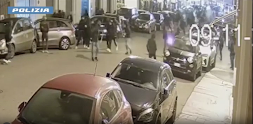 filmato di scontri in strada