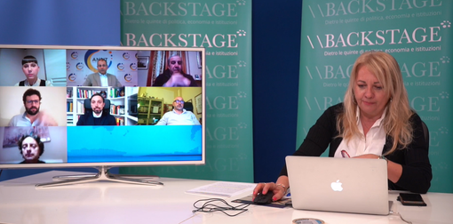 Backstage. Gennaio 2022: meglio o peggio? Ne abbiamo parlato con molti ospiti Backstage. Gennaio 2022: meglio o peggio? Ne abbiamo parlato con molti ospiti