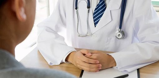 medico con camice e attrezzatura