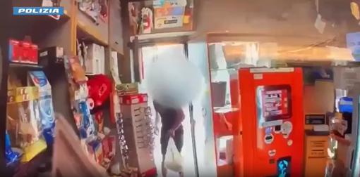 uomo che rapina una tabaccheria