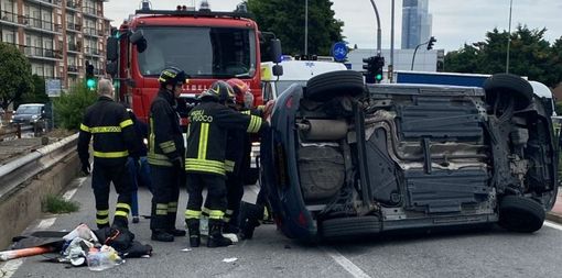 Incidente in corso Roma a Moncalieri: auto ribaltata e due persone ferite Incidente in corso Roma a Moncalieri: auto ribaltata e due persone ferite