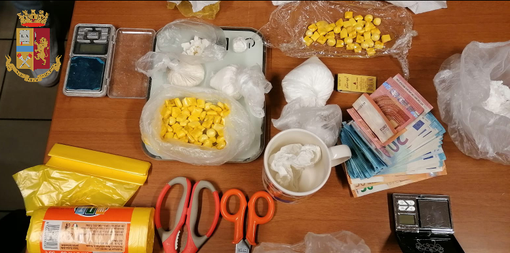 La droga era nascosta nell'amuleto portafortuna: arrestato pusher a Barriera di Milano La droga era nascosta nell'amuleto portafortuna: arrestato pusher a Barriera di Milano