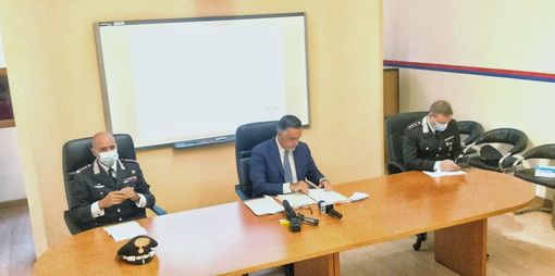 Si impicca perché non può pagare i debiti: gli usurai chiedono i soldi al figlio dopo il funerale [VIDEO]