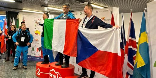 Dona il rene al marito che 5 mesi dopo il trapianto vince la medaglia d’oro di sci
