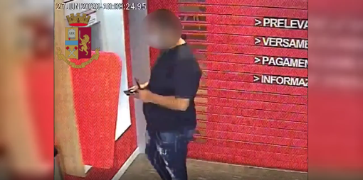 &quot;Il bancomat non funziona&quot; e intanto sottraevano i contanti alle loro vittime, soprattutto anziani [VIDEO]