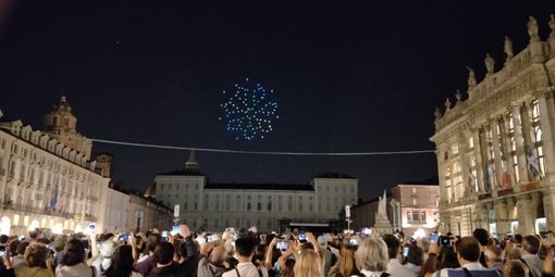 Il cielo si illumina di droni e scoppiano gli applausi: buona la prima per la Torino del futuro