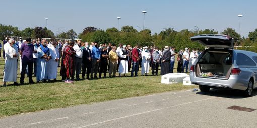 In centinaia ai funerali delle sorelle morte al camping di Marina di Massa. Palloncini bianchi in cielo per Jannat e Malak [FOTO e VIDEO]
