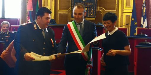 Rischiò di morire sventando una rapina, Carabiniere premiato in Sala Rossa: "Ho fatto solo il mio dovere"