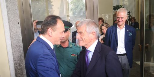 Cirio si insedia in piazza Castello: stretta di mano e abbraccio con Chiamparino [VIDEO]