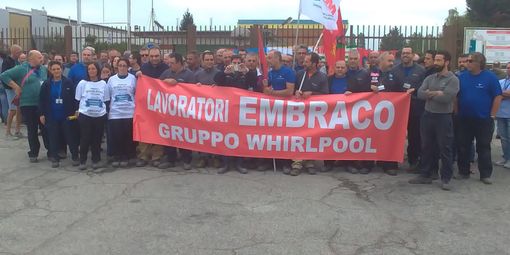 Ex Embraco, ancora uno sciopero: un'ora fuori dai cancelli per solidarietà verso i colleghi Whirlpool di Napoli [FOTO]