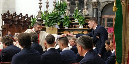 Don Robella consegna a Belotti un pezzo del vaso rotto (il Grande Torino) affinché lo conserva nel cuore per sempre Don Robella consegna a Belotti un pezzo del vaso rotto (il Grande Torino) affinché lo conserva nel cuore per sempre