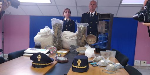 Il nipote con le zie organizzavano lo spaccio: due arresti e una denuncia a Torino Il nipote con le zie organizzavano lo spaccio: due arresti e una denuncia a Torino