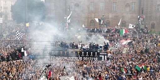 Migliaia in piazza ad accogliere la Juventus: i cori sono (quasi) tutti per Buffon (FOTO E VIDEO)
