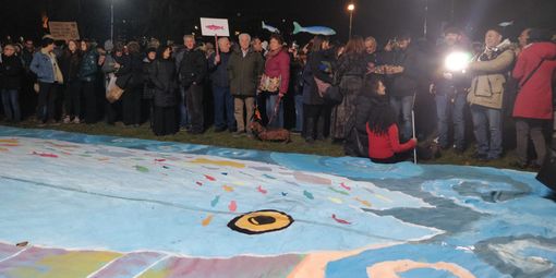 Sardine mandano &quot;bacioni&quot; a Salvini: un migliaio al Valentino [VIDEO]