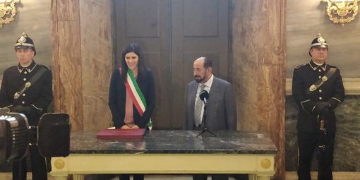 Palazzo civico apre le porte allo sceicco di Sharjah: "Costruire ponti per stabilire relazioni pacifiche e armoniose" Palazzo civico apre le porte allo sceicco di Sharjah: "Costruire ponti per stabilire relazioni pacifiche e armoniose"