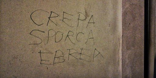 &quot;Crepa sporca ebrea&quot;: scritta antisemita nel quartiere Borgo Po [FOTO e VIDEO]