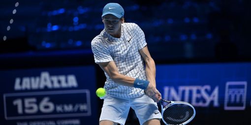 Sinner in azione durante le Atp Finals di Torino