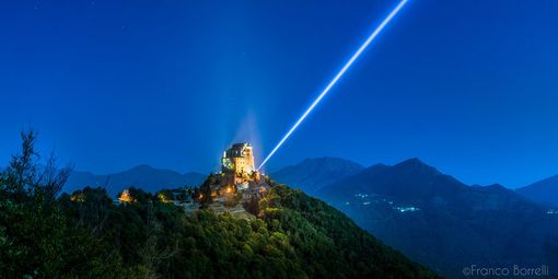 Val di Susa, da stasera per una settimana la Sacra di San Michele sarà illuminata dalla "Spada d Luce" dell'Arcangelo