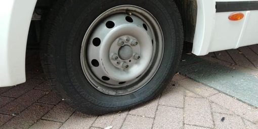 Vandali in azione a Caselle: danneggiato il camper per lo screening cardiovascolare [VIDEO]