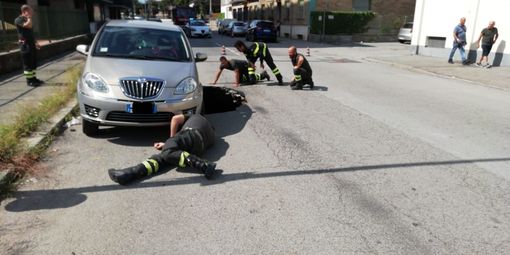 Si apre una voragine in via Somalia, auto salvata per miracolo